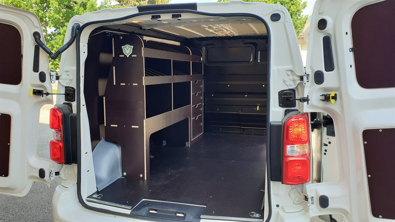 Houten bedrijfswageninrichting Opel Vivaro Electric 2020+ H1 L2/L3  | Zijde van de bestuurder 500x380x1200 mm | Zijpanelen met inkeping
