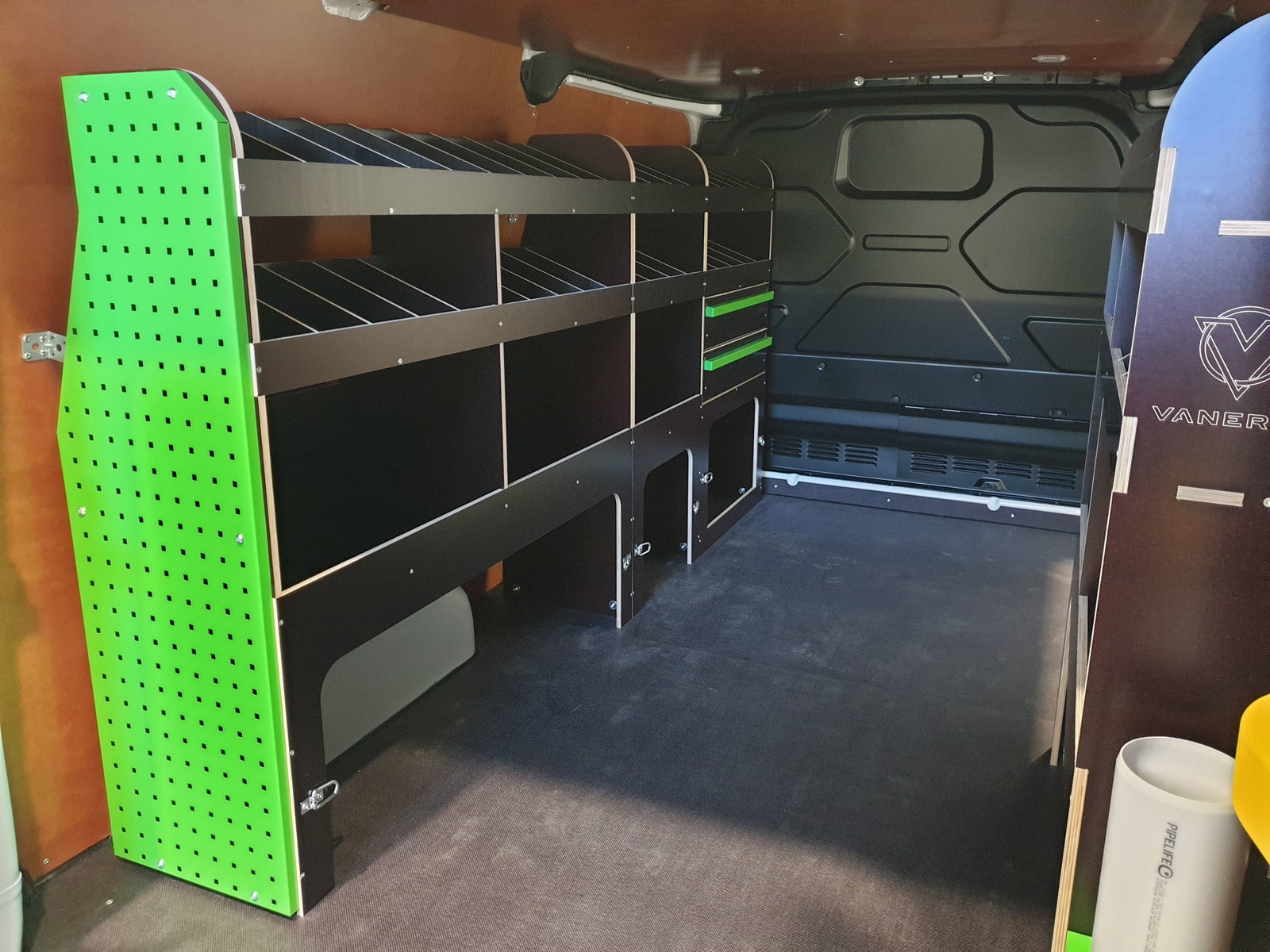 Houten bedrijfswageninrichting Ford Transit 2014+ H2/H3 L2/L3/L4 | Zijde van de bijrijder | 1200x380x1200 mm | 3 planken | Zijpanelen met inkeping